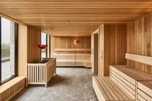 Sauna Eine Sauna im Urban Nature Hotel St. Peter-Ording mit Holzwänden und einer Bank.