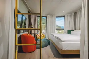 Ein Zimmer mit einem Bett und einem Fernseher.