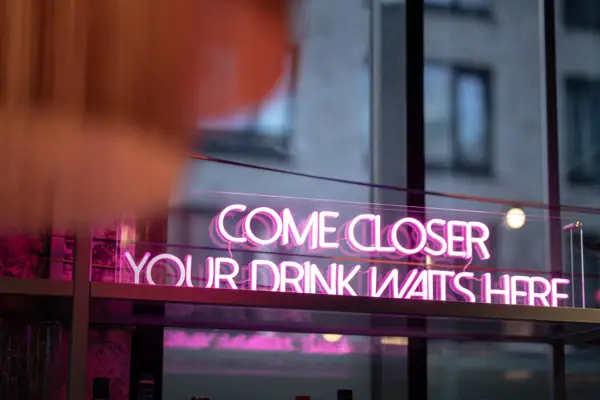 UN SPO Bar Neonzeichen in einem Fenster