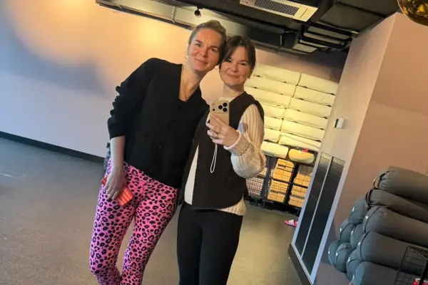 . Zwei Frauen posieren für ein Selfie.