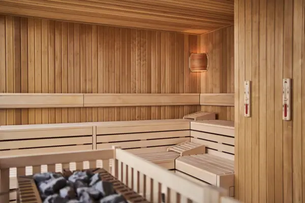 Sauna mit Holzgitter und heißem Kohleofen