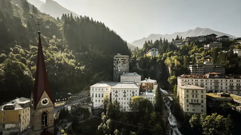 Bad Gastein Bad Gastein mit dem Gasteiner Wasserfall, vielen Häusern und den Bergen im Hintegrund.