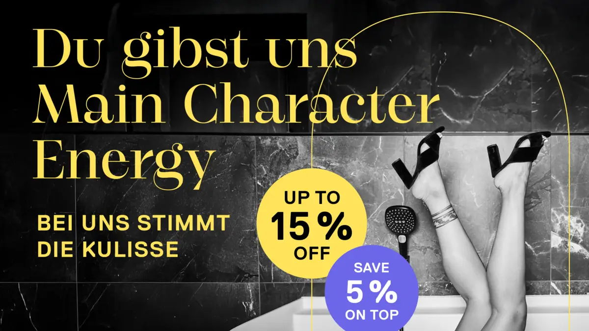 Eine Frau in High Heels in einer Badewanne.