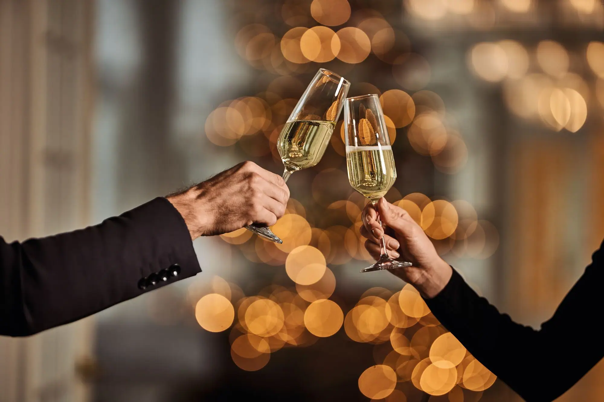 Hände halten Weingläser