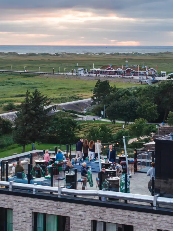 Die Rooftopbar Scraper's Club im Urban Nature Hotel St. Peter Ording mit den salzwiesen und der Nordsee im Hintergrund.