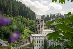 Urban Nature Bad Gastein Hohes Gebäude mit vielen Fenstern
