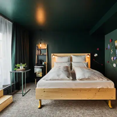 Ein Bett in einem Zimmer mit moderner Inneneinrichtung.