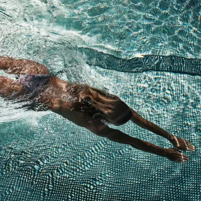 Eine Frau schwimmt in einem Pool.
