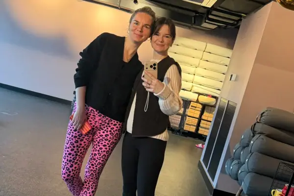 Zwei Frauen posieren für ein Selfie.