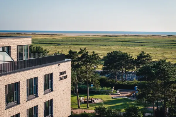 Ein Gebäude mit einem Spielplatz und einem Grasfeld.