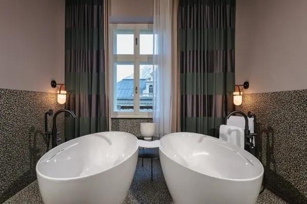 Ein Badezimmer mit zwei weißen Badewannen.