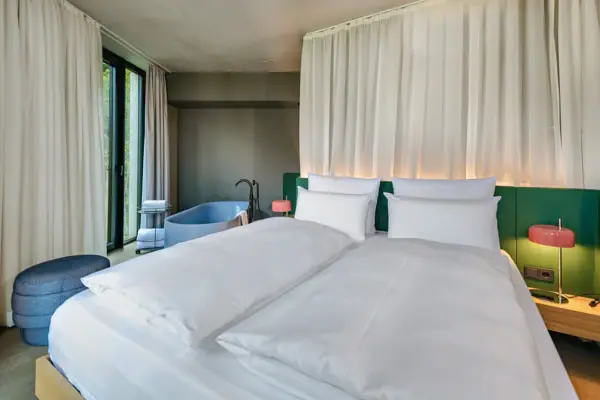 Bett in einem Hotelzimmer im Urban Nature Hotel Bad Gastein.