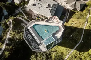 Ein Schwimmbad in einem Gebäude mit Pflanzen.