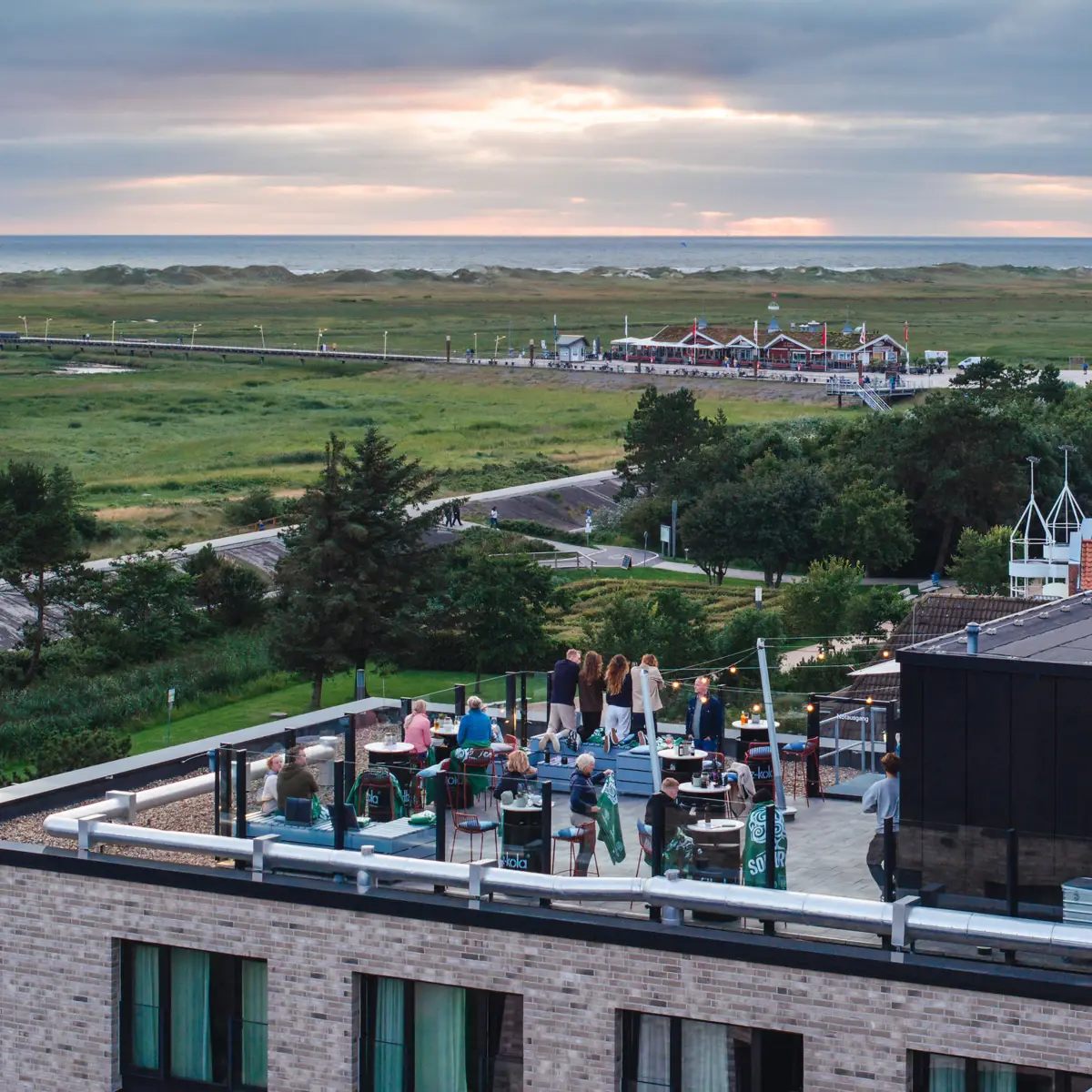 Die Rooftopbar Scraper's Club im Urban Nature Hotel St. Peter Ording mit den salzwiesen und der Nordsee im Hintergrund.