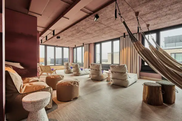 Ein Raum mit einer Hängematte und Stühlen.