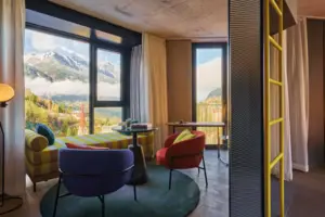 Ein Raum mit einem Sofa und Stühlen.