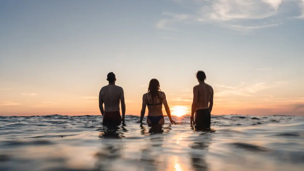 Strand von St. Peter-Ording Eine Gruppe von Menschen steht im Wasser.