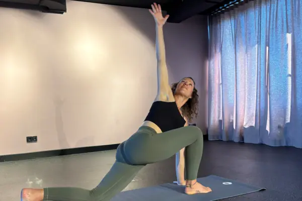 Eine Frau macht Yoga auf einer Matte.