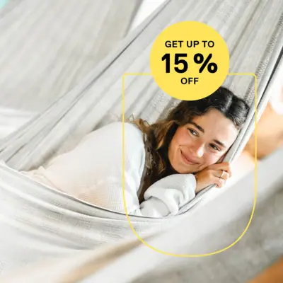 Herbst-Special Frau liegt lächelnd in einer Hängematte.