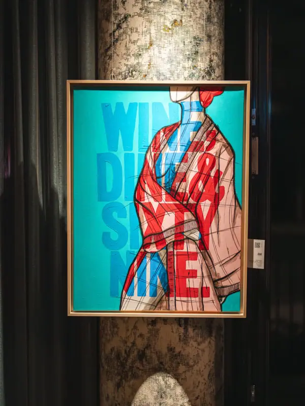 Urban Nature Art Ein abstraktes, buntes Bild mit der Aufschrift "Wine, dine and sixty nine."