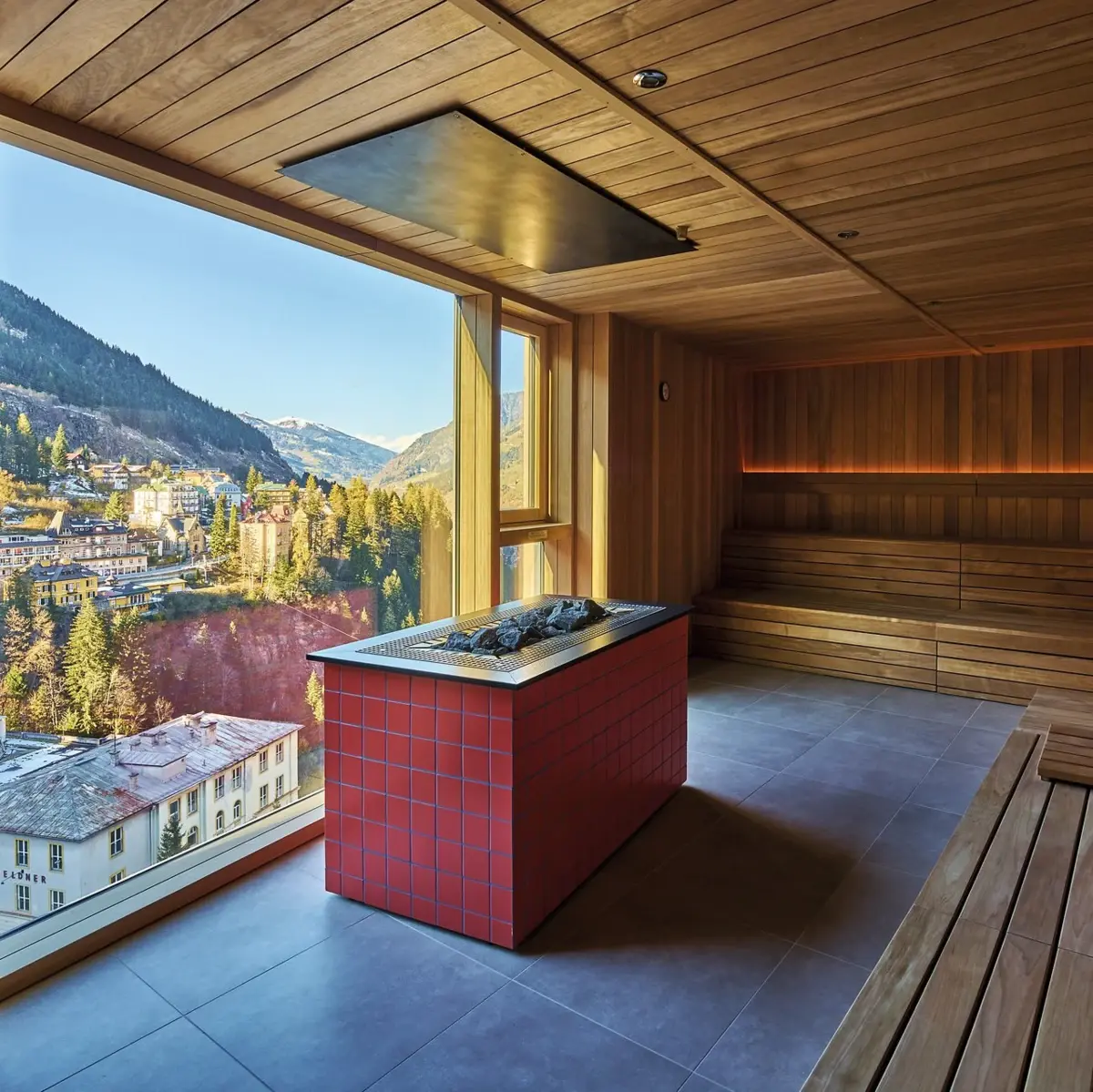 Eine Sauna mit großen Fenstern und Blick auf die Berge.