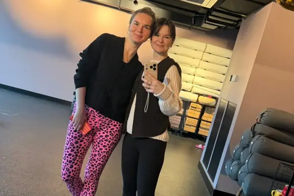 Zwei Frauen posieren für ein Selfie.