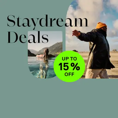 Ein Mann geht im Wasser, begleitet von einer Frau im Wasser.