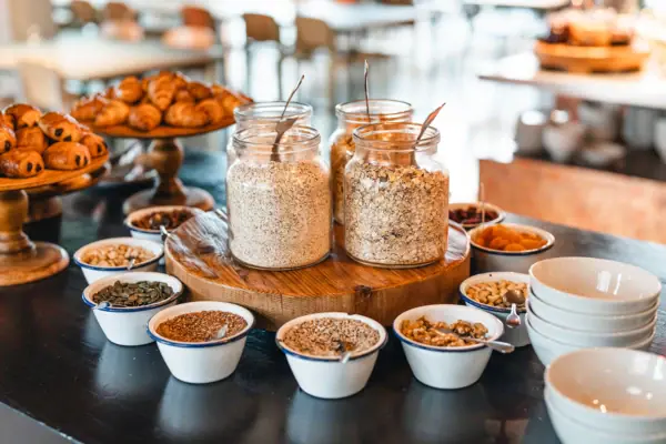 Eine Gruppe von Gläsern mit Müsli und anderen Lebensmitteln auf einem Tisch.